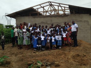 Enfants de Kombé devant leur future école